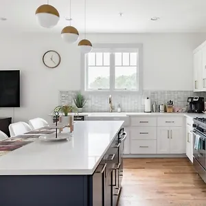  Holiday home Brand New Luxury Near Downtown